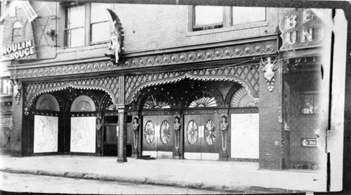 [Exterior of the Moulin Rouge nightclub]