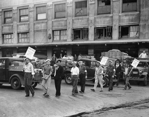 Picketers at Los Angeles Produce Terminal