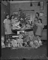 Widow Ina Secrest and her children Juanita, Vontella, Raymond and Lois receive Christmas gifts, Los Angeles, 1935