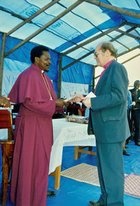 Fra bispevielsen af Nelson Kazoba i Karagwe Stift, Tanzania, 9th februar 1997. Til venstre: Biskop Nelson Kazoba. Til højre: Biskop Kresten Drejergaard, Fyns Stift, Danmark