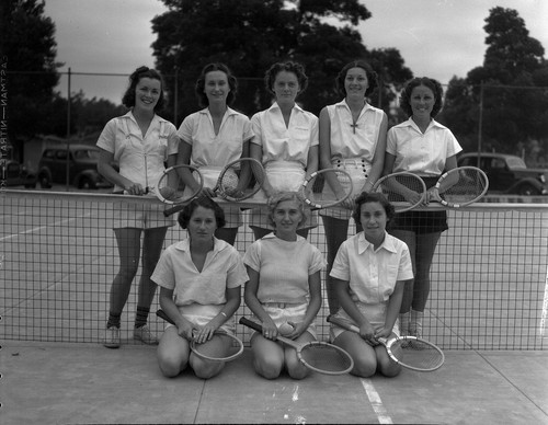 [Women's tennis team]