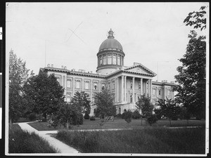Exterior view of the Oregon State Capitol in Salem
