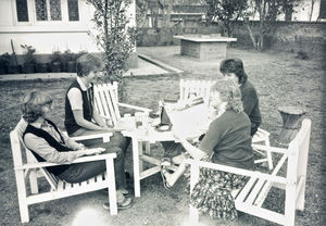 Kathmandu, Nepal. Lærer Merete Maksten og andre nyder haven ved Den Norske Skole, marts 1985. (Merete Maksten, senere gift med Ingolf Ragnar Høyland, begge ansat ved skolen 1992-96)