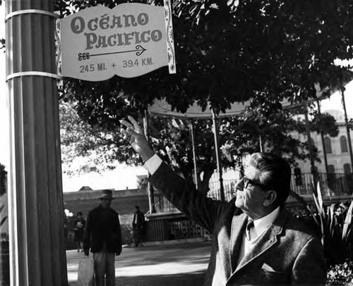 Vargas pointing to "Oceano Pacifico" sign at Sunset Boulevard closing