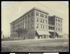 Exterior view of the Lorenz Hotel in Redding