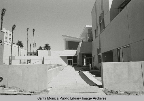 New Main Library construction, entrance to the Martin Luther King, Jr. Auditorium in the north courtyard (Santa Monica Public Library, 601 Santa Monica Blvd. built by Morley Construction. Architects, Moore Ruble Yudell.) September 5, 2005