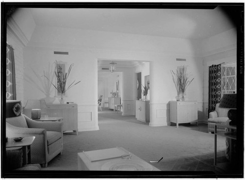 More, Robert L., Jr., residence. Living room