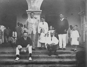 Santal Parganas, Nordindien. Dr. Muir på besøg, Kaerabani Skole, 1912