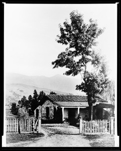 Exterior view of an adobe on the corner of De la Guerra Street and Santa Barbara Street, ca.1900