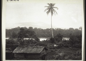 Barombisee; Hintergrund Kamerunberg, Vordergrund Insel mit Eingeborenenhäusern