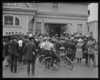 Crowd outside the John R. Paul funeral home during the inquest into the murder of Alberta Meadows, Los Angeles, 1922