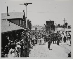 Families and troops awaiting the arrival of a train