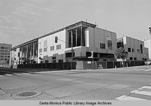 New Main Library construction from the corner of Santa Monica Blvd. and Seventh Street (Santa Monica Public Library, 601 Santa Monica Blvd. built by Morley Construction. Architects, Moore Ruble Yudell.) January 2, 2005