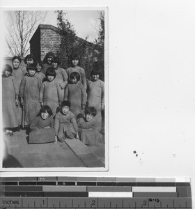 Maryknoll Sister with older orphans at Fushun, China, 1938