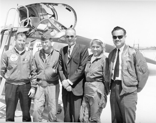 Jacqueline cochran jackie cochran stands second from right