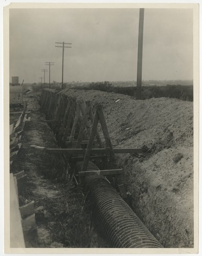 Laying the El Cajon pipeline with supports