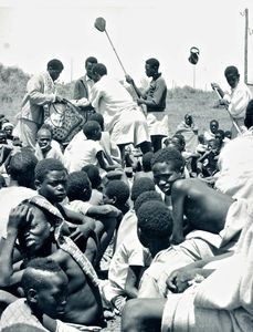 Den Etiopiske Kirke Mekane Yesus/EECMY. Fra et vækkelsesmøde i Sidamo, Syd-Etiopien. Indsamling af offergaver. (Foto fra Norsk Luthersk Misjonssamband,1965)