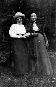 Brevkort fra 'Märry' (?) til Komtesse Henriette Knuth (t. ve. på foto). Foto fra skovtur d. 8. juni 1913. Danmission Photo Archive