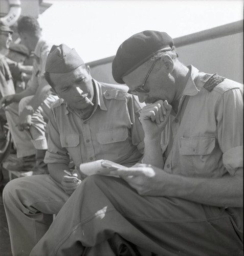 War correspondents exchanging notes