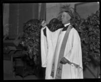 Dr. Leslie E. Learned delivers a sermon at the Morosco Theater, Los Angeles, 1922
