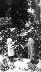 Mrs. Eloise Allen Riddell and her great-niece Harriet Elvy, about 1920