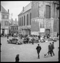 Station. Place mairie Givet [Town hall. Givet, France. Refugees and soldiers]