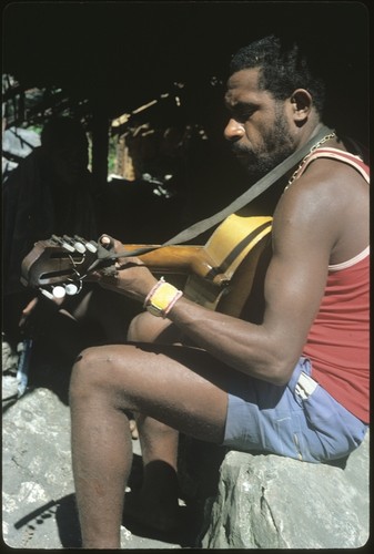 Sale 'Oirukua playing guitar