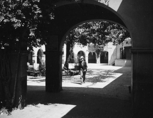 Walking through the courtyard, Plaza Church