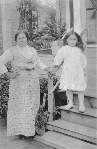 Antonia Cervantez and her daughter, [graphic]