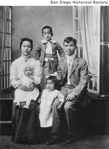 Portrait of an unidentified Chinese family