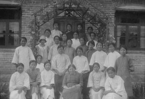 Kvindebibelskolen i Fenghwangcheng. Hele flokken med deres Lærerinder. Nanna Brostrøm. Anvendt 1931
