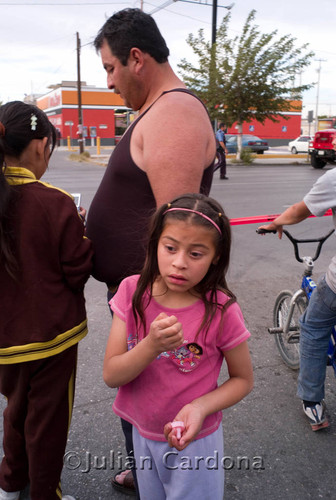 Onlookers at Auto Zone, Juárez, 2008