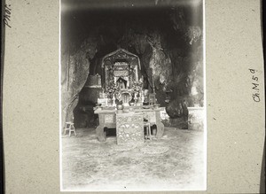 Altar der Göttin der Barmherzigkeit in der Tropfsteingrotte, die sich in der Nähe des Buddhistenklosters bei Pyanglai (Honyen) befindet