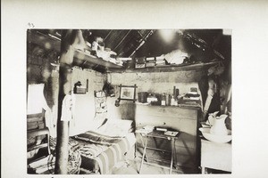 Coumassé 1896. Installation intérieure de notre hutte provisoire