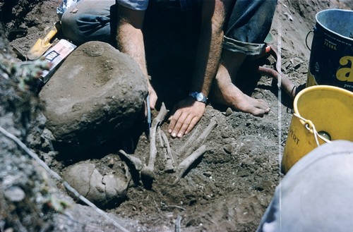 Burial close to pit La Jollan type burial, Punta Minitas, Baja California