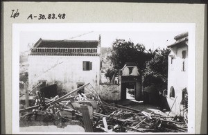Eingang zur Miss.station Kitschung m. Kirche nach dem japan. Fliegerangriff. (1940)