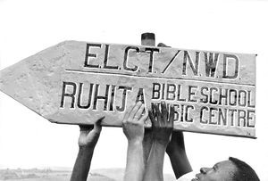 Denne vej til Bibelskolen. Tanzanias evangelisk lutherske kirke/ELCTs bibel- og musikskole i Ruhija, Nordveststiftet. (Anvendt i: DMS Årbog 1974)
