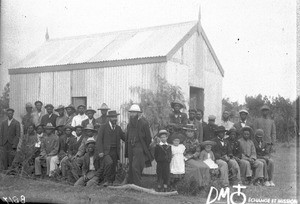 Group of people in front of a school building, Sunnyside, Pretoria, South Africa, 9 February 1902