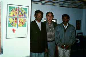 Asiensekretær i Danmission, pastor Thomas Batong med de to præster ved Nilphamari Spedalskhedshospital, 2002