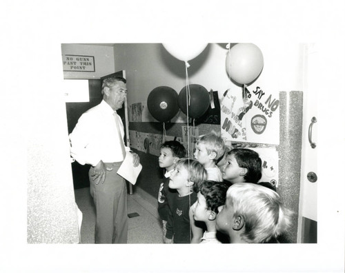 Sheriff talking to kids at the Department's open house, 1989