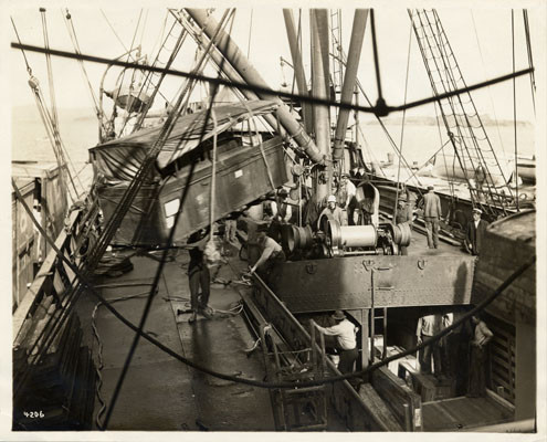 [Unloading of exhibit for the Panama-Pacific International Exposition]