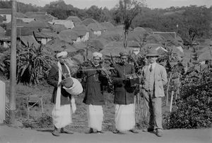Tabor, Shervaroy-bjergene, Sydindien. Missionær Villads Peder Hansen og evangelister med deres musikinstrumenter. (Anvendt i bog: 100 år i Arcot, 1963)