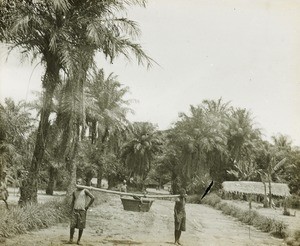 Carrying a trunk, Congo, ca. 1920-1930