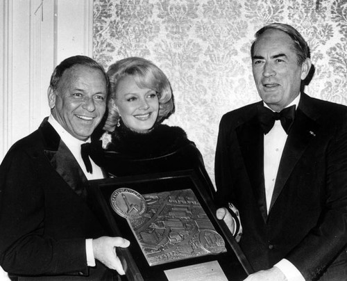 Frank Sinatra receives award