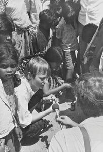 Fra ALCs Skoleprojekt i Tamil Nadu, Sydindien. Sygeplejerske og volontør februar/juli 1990, Anne Marie Lauritsen på besøg i en skoleklasse. (Optagelse af FEBC, juli 1990)