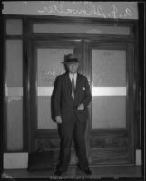 Fraud defendant A.J. Showalter outside grand jury room, 1932
