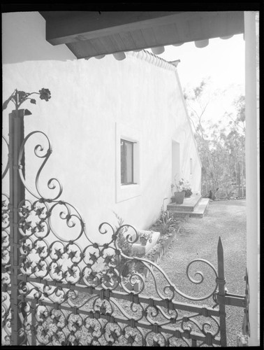 Galli-Curci, Amelita, residence. Exterior detail