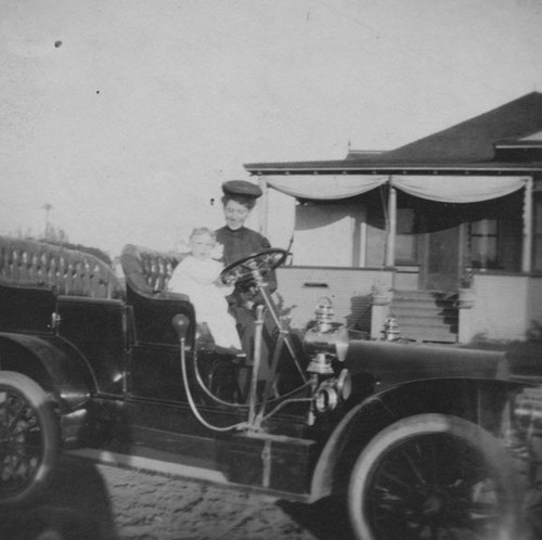 Florence Mullinix: first woman to drive a car in Orange County (South Sycamore)
