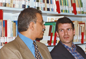 Dr. Ekram Lamey Hanawie, rektor for E.T.S., Cairo i samtale med missionssekretær Jørgen Skov Sørensen. Sep. 1998