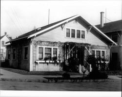One and a half story Craftsman home at 320 Washington Street, Petaluma, California, about 1923